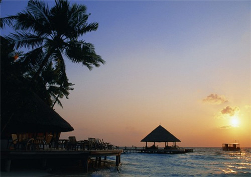 我好想挽着你的腰是什么歌（我好想牵着你的手原唱）